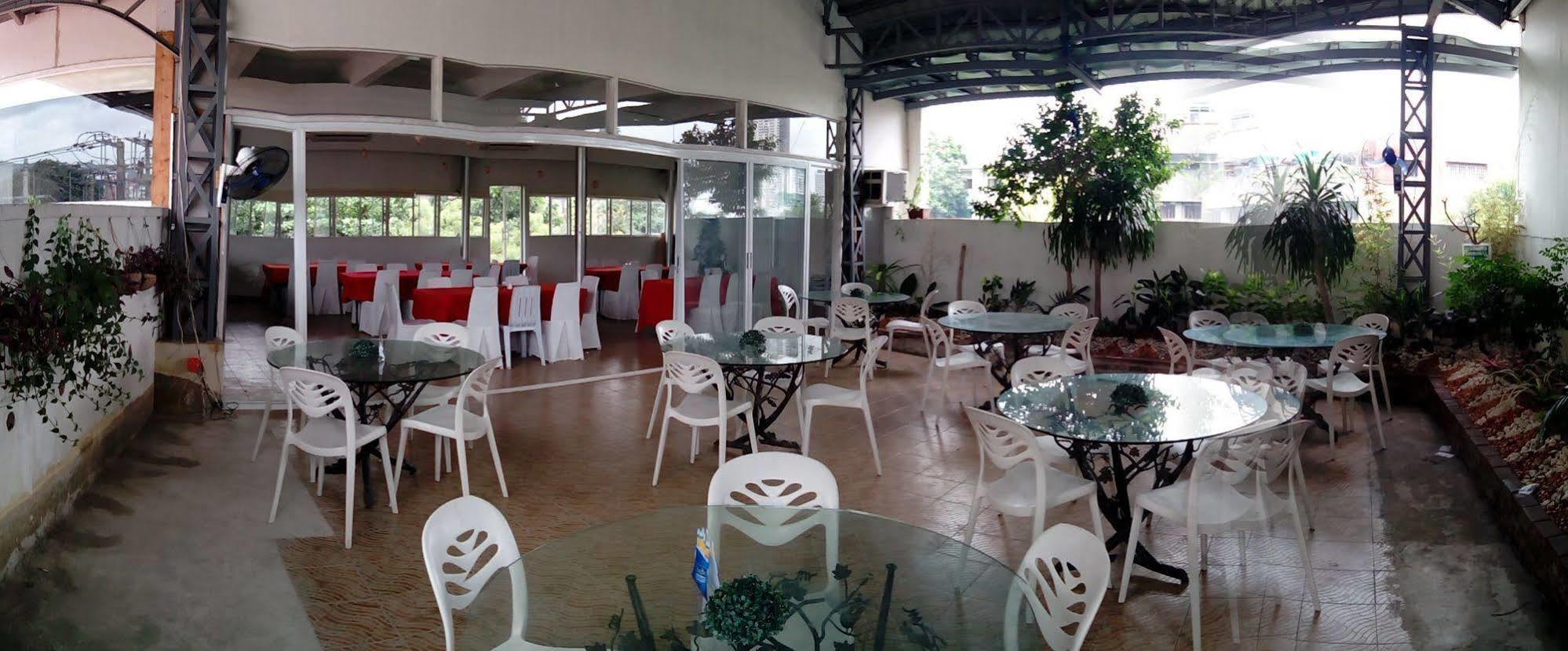 The Center Suites Cebu Esterno foto