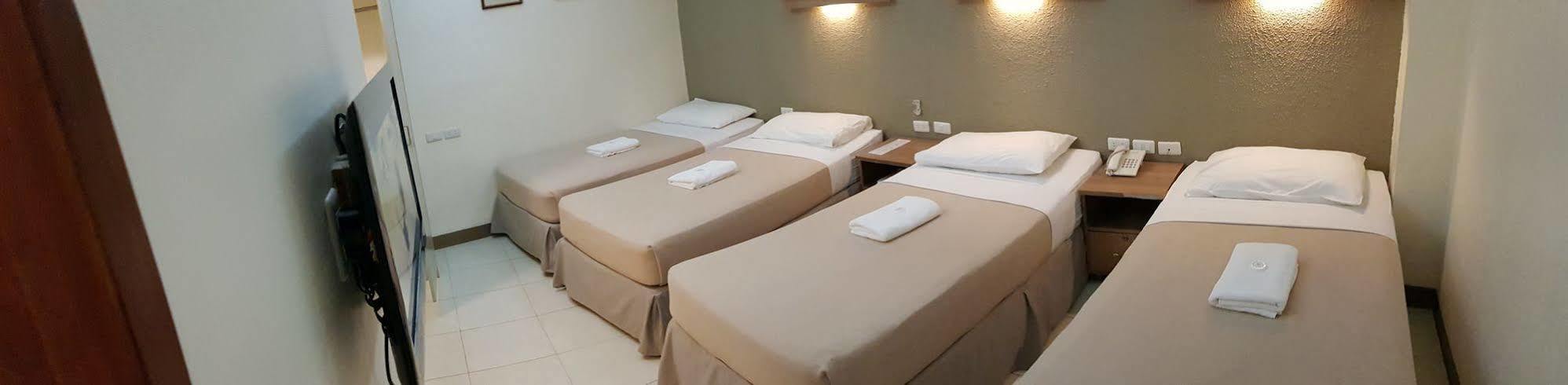The Center Suites Cebu Esterno foto